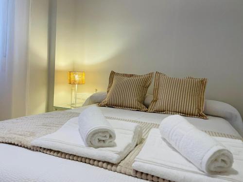 a bedroom with a bed with towels on it at Comeback Sweet Summer Day in Torrenueva