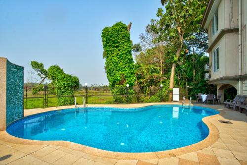 a swimming pool in the middle of a yard at Aveeno Villas with Swimming Pool Near Calangute & Baga in Sangolda