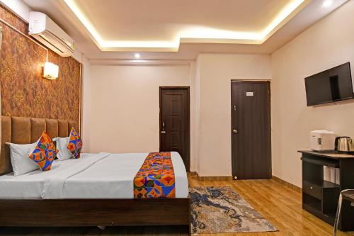 FabHotel 85 The Seven Wonders - Near CNCI hospital biswbangla gateにあるベッド
