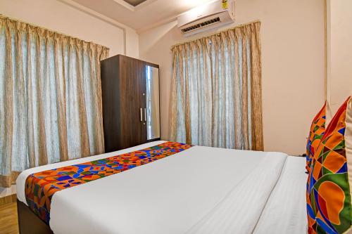FabHotel 85 The Seven Wonders - Near CNCI hospital biswbangla gateにあるベッド