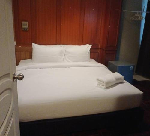 a bedroom with a bed with white sheets and pillows at Stay On Sukhumvit Soi 11 - สเตย์ออน สุขุมวิท 11 in Makkasan