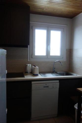 une cuisine avec un évier et une fenêtre dans l'établissement Résidence Horizon - Appartement 3 Pièces QUARTIER BERGERS-PIEDS DES PISTES-DEPART ESF MAE-2121, à Huez