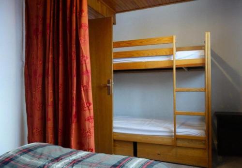 - une chambre avec des lits superposés et une échelle menant à un lit superposé dans l'établissement Résidence Horizon - Appartement 3 Pièces QUARTIER BERGERS-PIEDS DES PISTES-DEPART ESF MAE-2121, à Huez