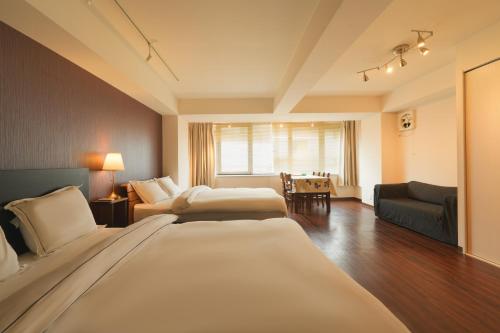 a hotel room with two beds and a couch at 下寺3楼 in Osaka