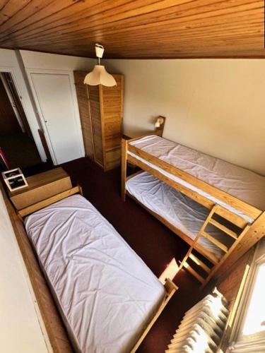 une chambre avec deux lits superposés et une fenêtre dans l'établissement Résidence Paradis B - APPARTEMENT 2 PIECES -ALPE D'HUEZ QUARTIER DU VIEL ALPE MAE-9603, à Huez