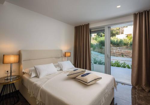 Katil atau katil-katil dalam bilik di Ultra Luxurious Hvar Villa 5 Bedrooms Villa Celestia Private Heated Infinity Pool & Stunning Sea Views Sveta Nedilja