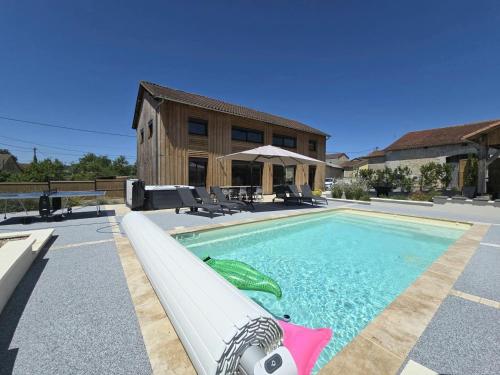 une piscine avec toboggan dans une maison dans l'établissement Le sechoir, à Grand Brassac