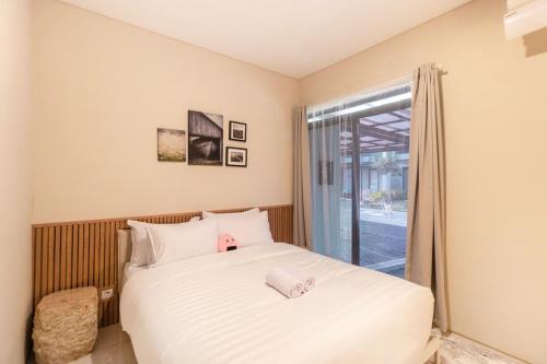 a bedroom with a bed and a window at Arumnala with butler and Breakfast at KBP in Gantungan