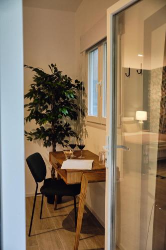 a room with a desk and a potted plant at Hospedería Quinta de Cavia in Cabia