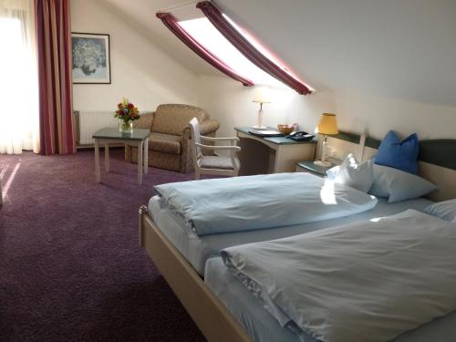 Кровать или кровати в номере Sporthotel Zum Hohen Eimberg