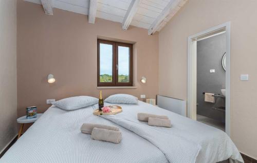 Ένα ή περισσότερα κρεβάτια σε δωμάτιο στο Villa Rova by Kompas Villas