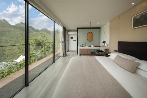 Pemandangan gunung umum atau pemandangan gunung yang diambil dari hotel