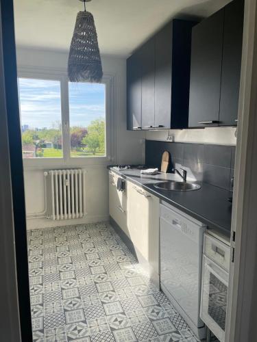 Η κουζίνα ή μικρή κουζίνα στο La Butte Enchantée Apartment