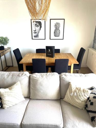 Χώρος καθιστικού στο La Butte Enchantée Apartment