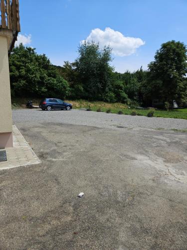 un coche está estacionado en un estacionamiento en Ferienwohnung Hanna, en Stockach