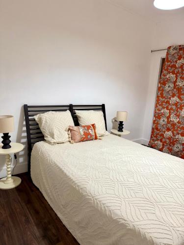 une chambre avec un grand lit avec deux lampes dans l'établissement Appartement Narbonne centre, à Narbonne