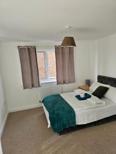 un dormitorio con una cama y una ventana en Cosy Ensuite Doubleroom with Private Toilet and Bathroom in central Dartford, en Dartford