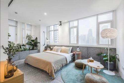Postel nebo postele na pokoji v ubytování Chongqing Justom Family Apartment Hotel Jiaochangkou Branch