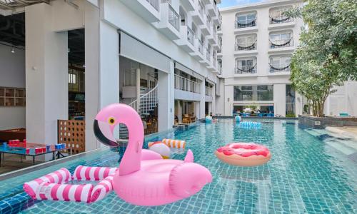 Πισίνα στο ή κοντά στο Lub d Phuket Patong - Near Patong Beach & Vibrant Social Vibe