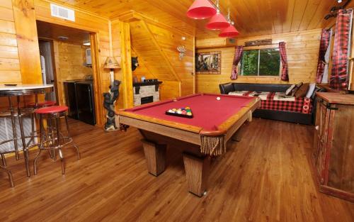 a room with a pool table in a cabin at Bear Mountain Retreat in Gatlinburg