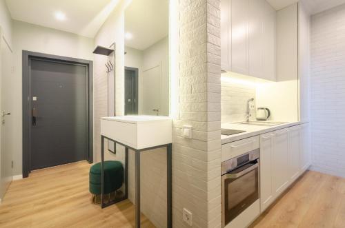 キーウにあるPetrovdom Apartments 17-183B in RC New York Concept House, 74 Antonovycha Streetの白いキッチン(シンク、カウンター付)