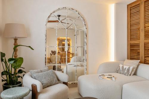 a living room with a mirror and a couch at Boutique Hotel & Spa Casa del Mare - Mediterraneo in Herceg-Novi