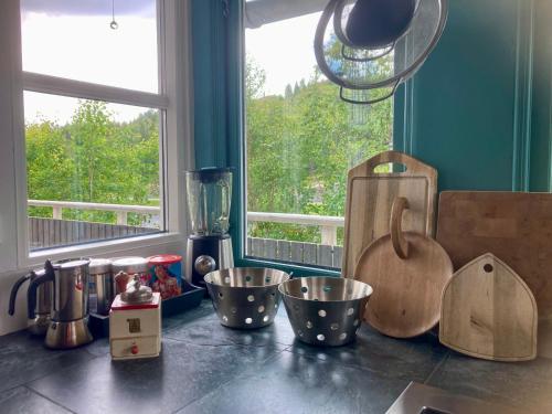 un bancone da cucina con vari utensili e una finestra di Ferie i Morgedal a Morgedal