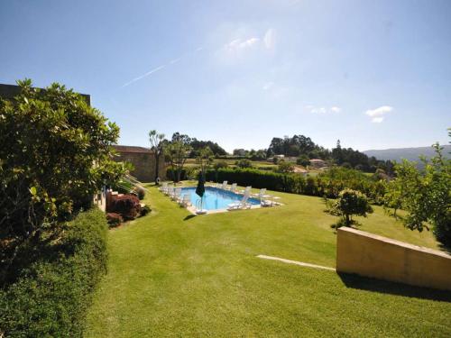 einen großen Garten mit Pool in einem Haus in der Unterkunft Splendid Ponte De Lima Villa 6 Bedrooms Villa Coura Coura Valley Views in Ponte de Lima