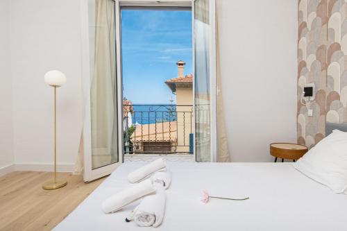 une chambre avec un lit avec vue sur l'océan dans l'établissement Deux pièces abba, à Cap d'Ail