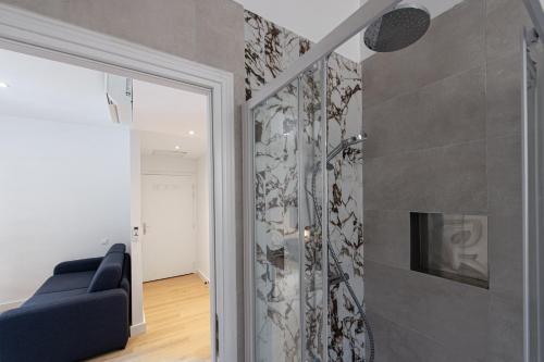 un salon avec un canapé bleu et une cheminée dans l'établissement Deux pièces abba, à Cap d'Ail