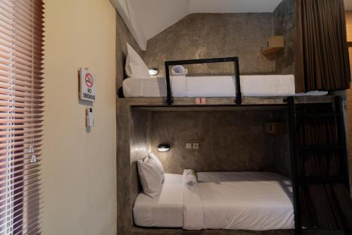 Postel nebo postele na pokoji v ubytování Joni Ubud Hostel