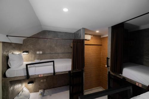 Postel nebo postele na pokoji v ubytování Joni Ubud Hostel