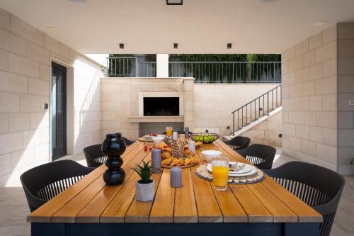 Villa Forti Dva - 5 Bedroom Modern Villa - Sister Villa Available - Sea Views