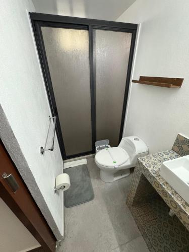 Koupelna v ubytování C46-R10 STUDIO DOBLE frente al ITESM CEM Estudiantes Familias Empresas Ejecutivos Turistas Nómadas BIENVENIDOS!!! UBICACIÓN ESTRATÉGICA 10min Izcalli-15min Esmeralda-20min Sátelite-25min AIFA