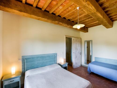 Apartment in a modern holiday home in Anghiariにあるベッド