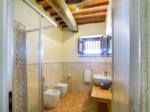 Apartment in a modern holiday home in Anghiariにあるバスルーム