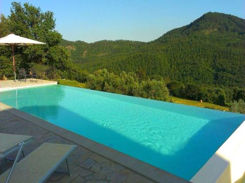 Apartment in a modern holiday home in Anghiariの敷地内または近くにあるプール