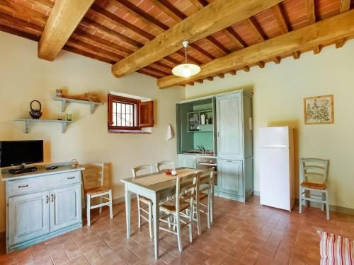 Apartment in a modern holiday home in Anghiariにあるキッチンまたは簡易キッチン