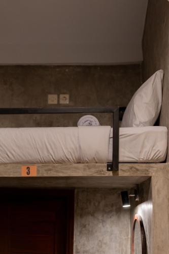 Postel nebo postele na pokoji v ubytování Joni Ubud Hostel