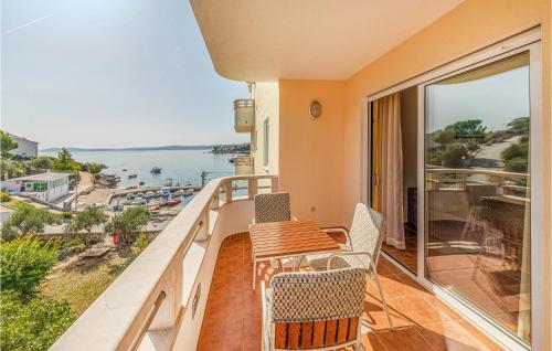 1 Bedroom Nice Apartment In Okrug Gornji