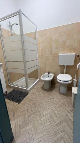 シルヴィ・マリーナにあるNettuno Comodità e Relax,のトイレとシャワー付きのバスルーム