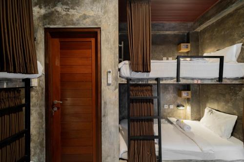 Postel nebo postele na pokoji v ubytování Joni Ubud Hostel