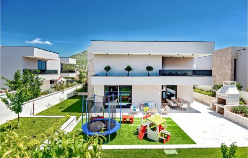 ein Bild von einem Haus mit einem Spielplatz in der Unterkunft Lovely Home In Marina With Sauna in Marina