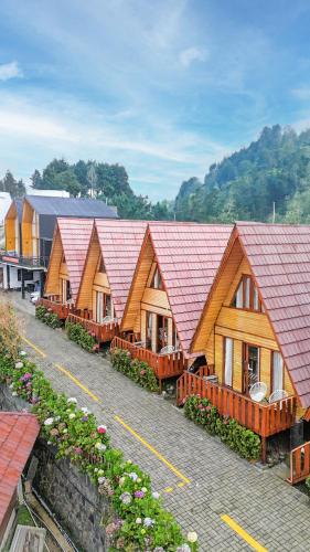una fila di case in legno con tetti rossi di Diamond Cabin House a Diyeng