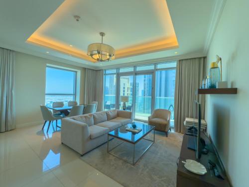 un soggiorno con un divano e un tavolo di The Address Fountain Views Residence High Floor with Burj Khalifa view and access to Dubai mall a Dubai