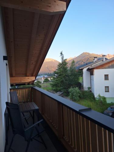 einen Balkon mit Blick auf die Berge in der Unterkunft Summit View Apartment in Oberperfuss