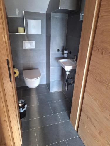 Ein Badezimmer in der Unterkunft Summit View Apartment