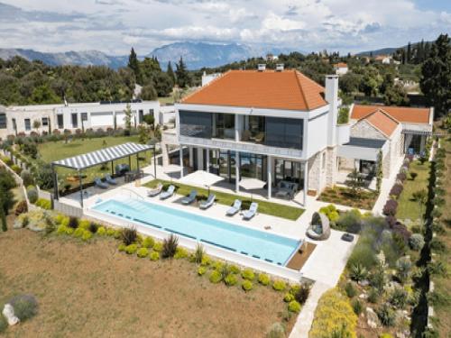 uma vista aérea de uma casa com piscina em Grandiose Brac Villa Villa Mediteranea 6 Bedrooms Infinity Pool & Outdoor Tv em Škrip