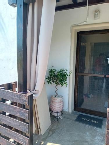 Balkoni atau teres di studio στην θαλασσα