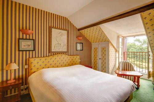 une chambre avec un lit et un balcon dans l'établissement Castel Novel Cottage, à Varetz